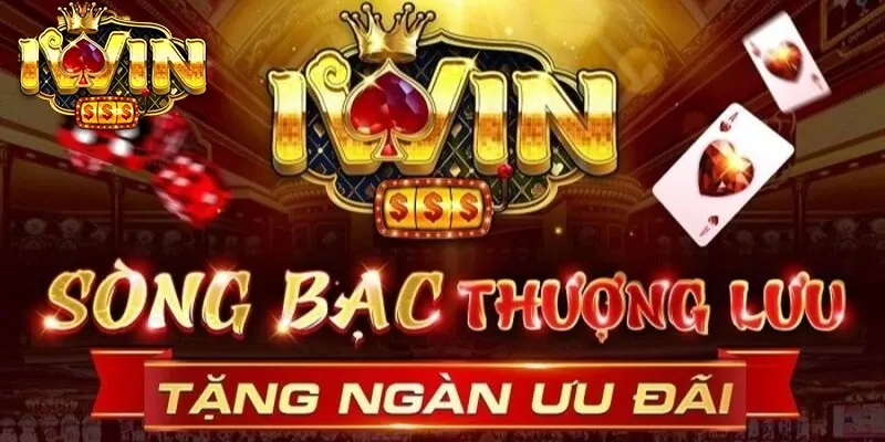 Người chơi poker trực tuyến ăn mừng chiến thắng với chip và tiền